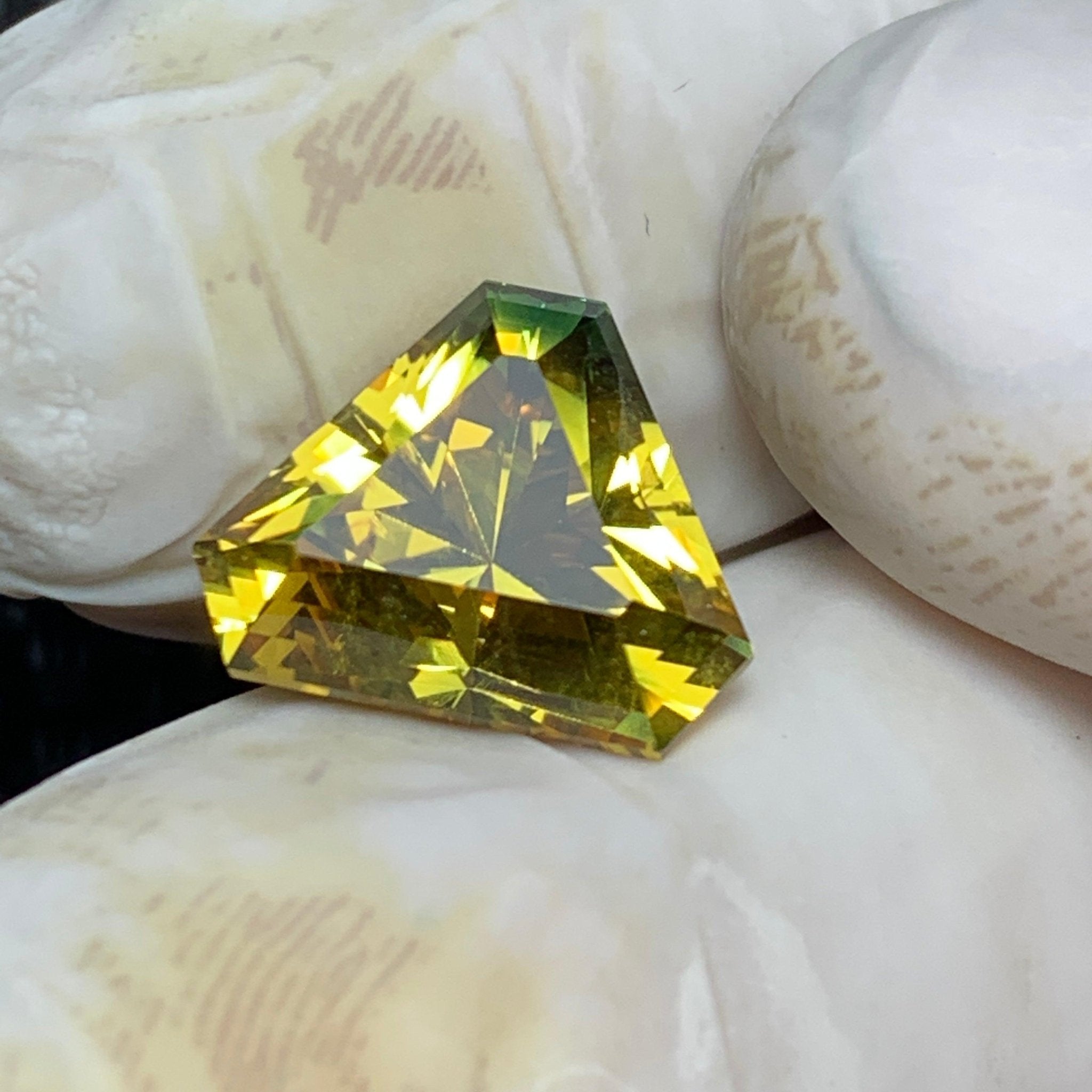 10.9ct Yellow Green Parti Sapphire Trillion